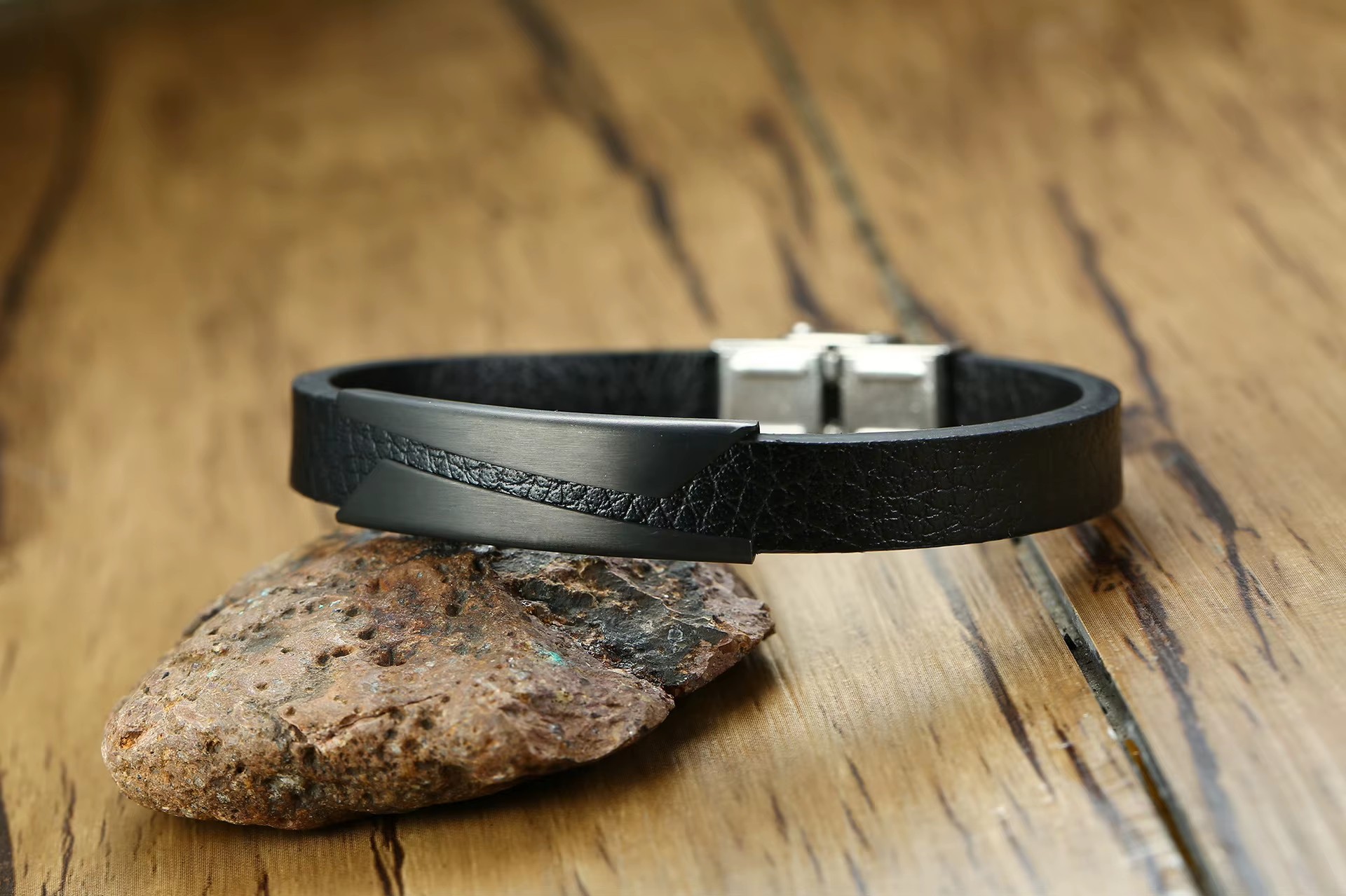 Jewelry European and American Fashionable Men Stainless Steel Inclined Sheet Curved Brand Ultrafine Leather Bracelet