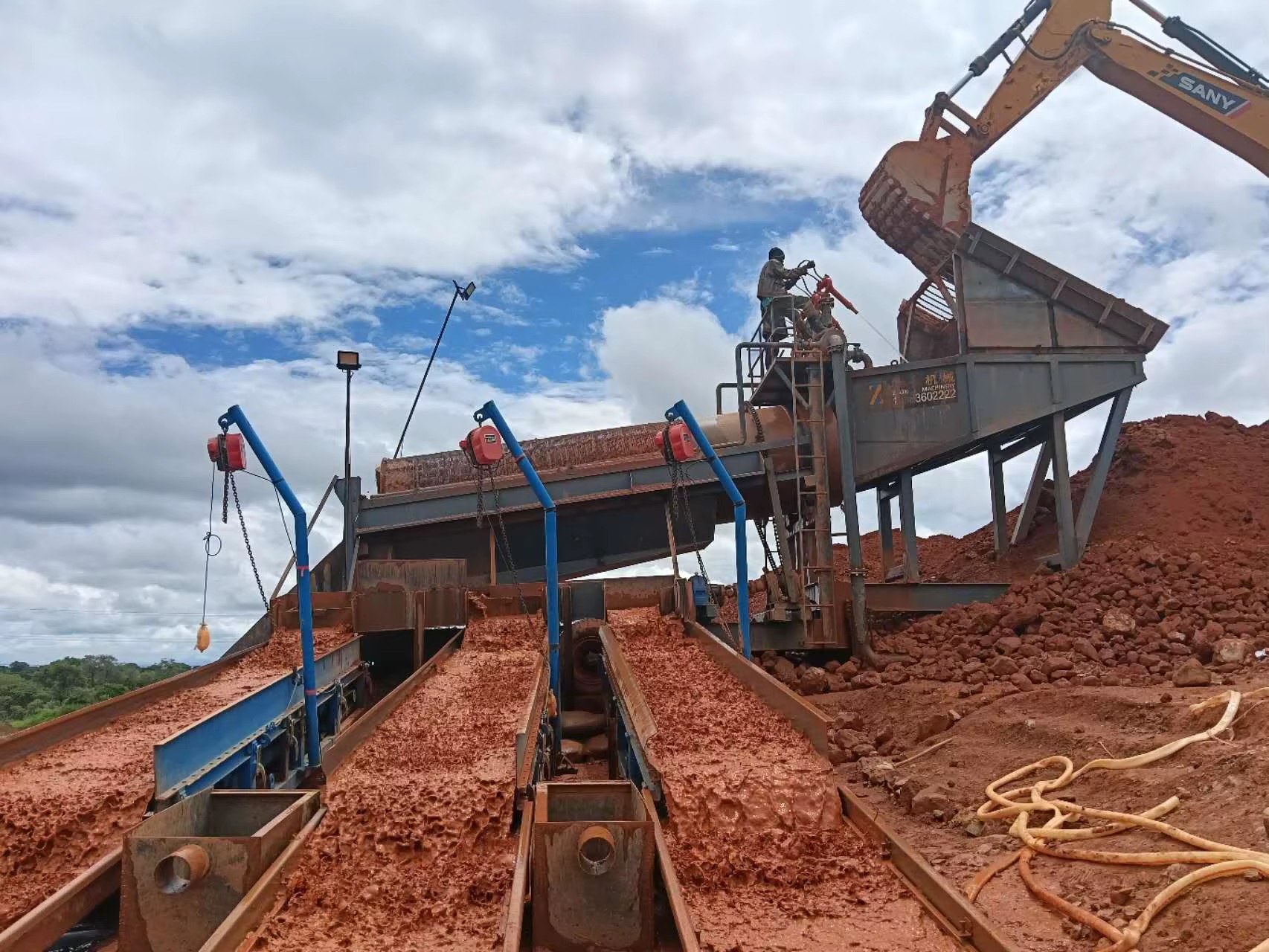 Portable Gold Mining Machine Pump Model Customized River Gold Mine Excavating Trommel Large-Scale Gold Panning