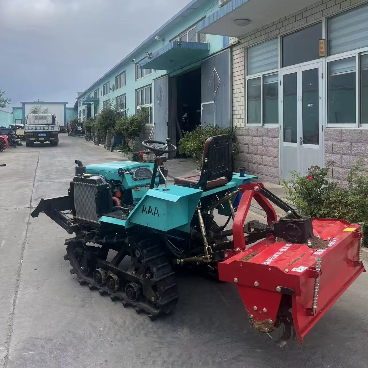 Export Oriented Customized Service 40HP 2WD Crawler Farm Tractor Gear Drive Diesel Engine Hilly Terrace Land Agriculture