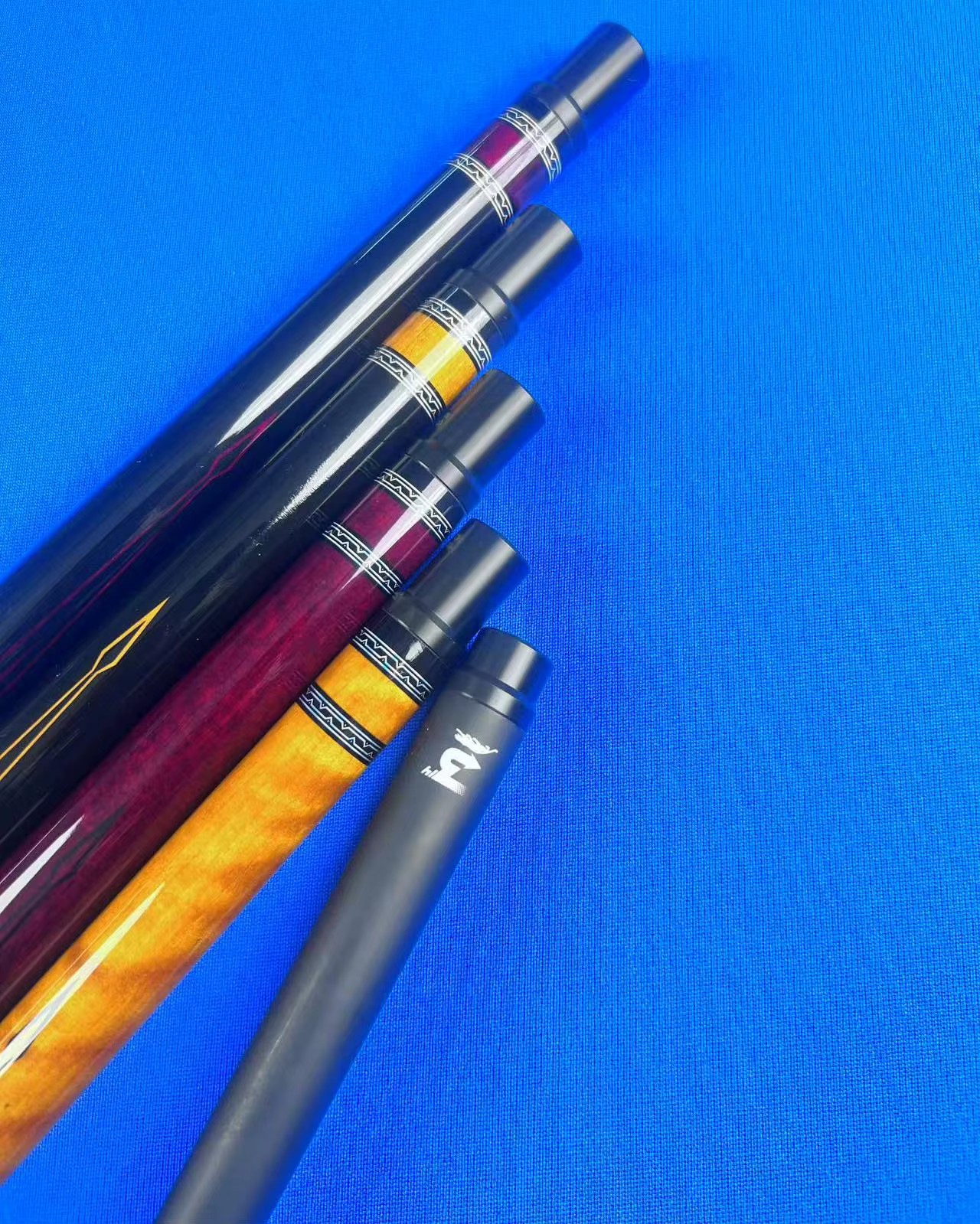 Hot Sell PREOAIDR Canadian Maple Wood Carbon Fiber Coating Shaft Uni Lock 12.5 mm Tip 1/2 Jointed Billiard Pool Cue