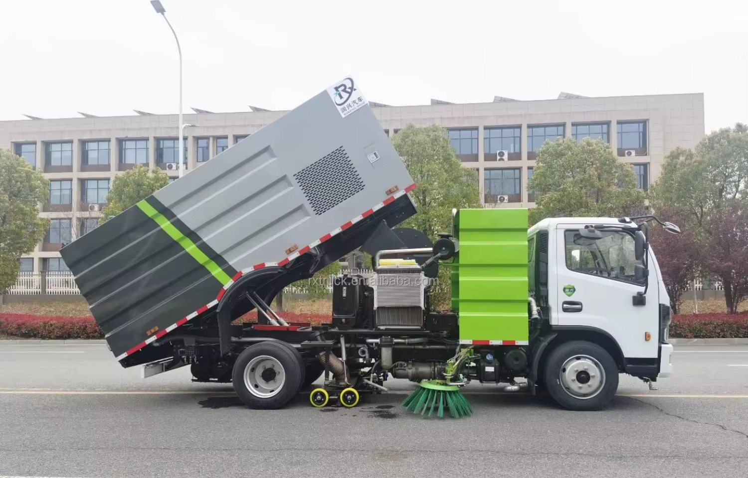 Factory Price Dongfeng Road Sweeper Truck for Street Cleaning 4x2 High-pressure Dust Control Washer Truck