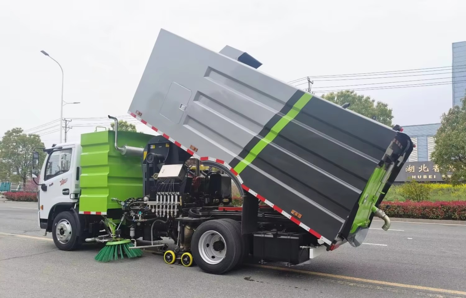 Factory Price Dongfeng Road Sweeper Truck for Street Cleaning 4x2 High-pressure Dust Control Washer Truck