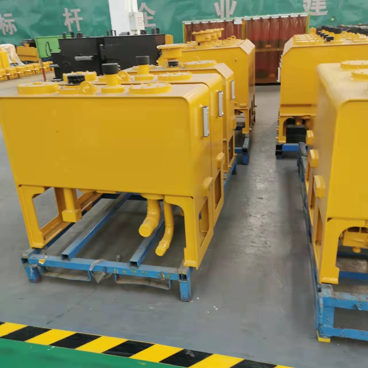 NEW High Quality Fuel Tanker Excavator Oil Tanker