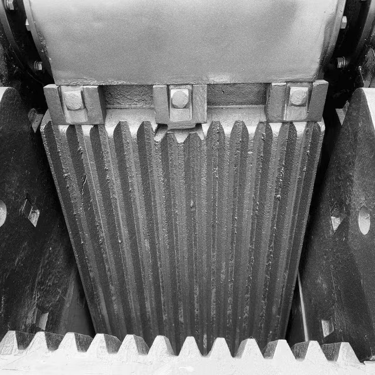 Custom Wear Resistant High Manganese Steel Jaw Plate Casting for Ore Mining Construction Stone Crusher