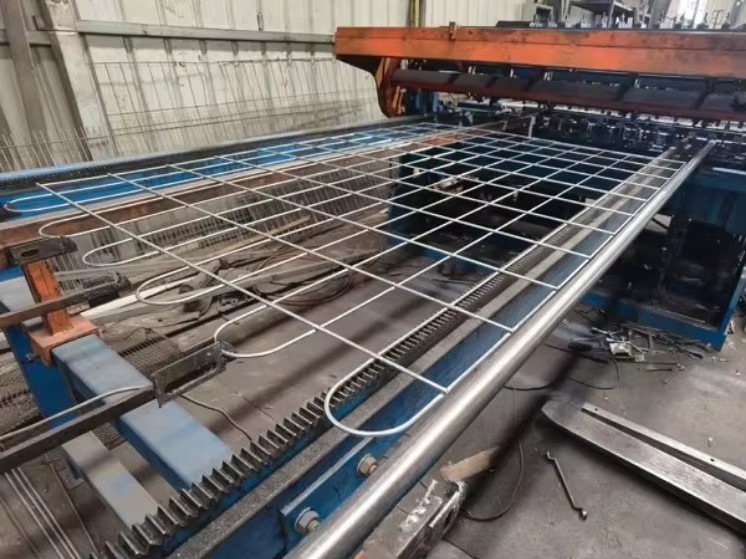 Welded Wire Mesh Panel Oilfield Fence Heavy-Gauge Steel Security Fencing, PVC Coated, Long Service Life for Gas Field Perimeter