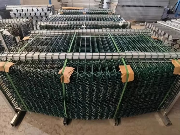 Welded Wire Mesh Panel Oilfield Fence Heavy-Gauge Steel Security Fencing, PVC Coated, Long Service Life for Gas Field Perimeter