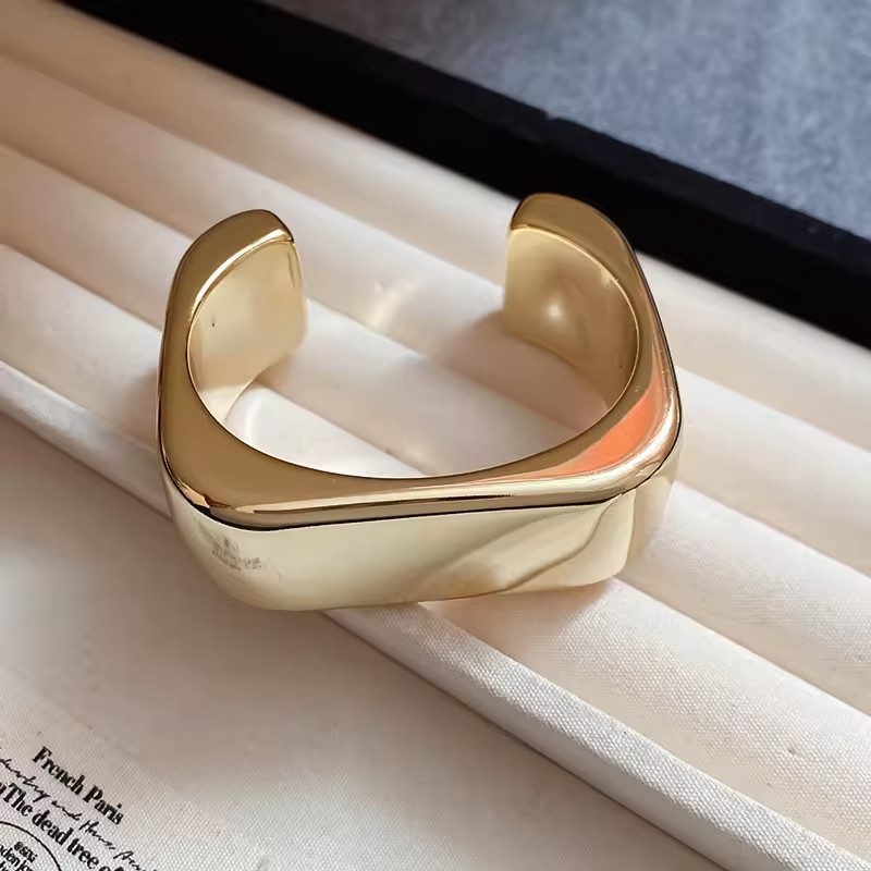 Wholesale Jewelry Minimalist Smooth Resin Wide Bangle Curved Opening Fashion Jewelry for Women Daily Party Wear