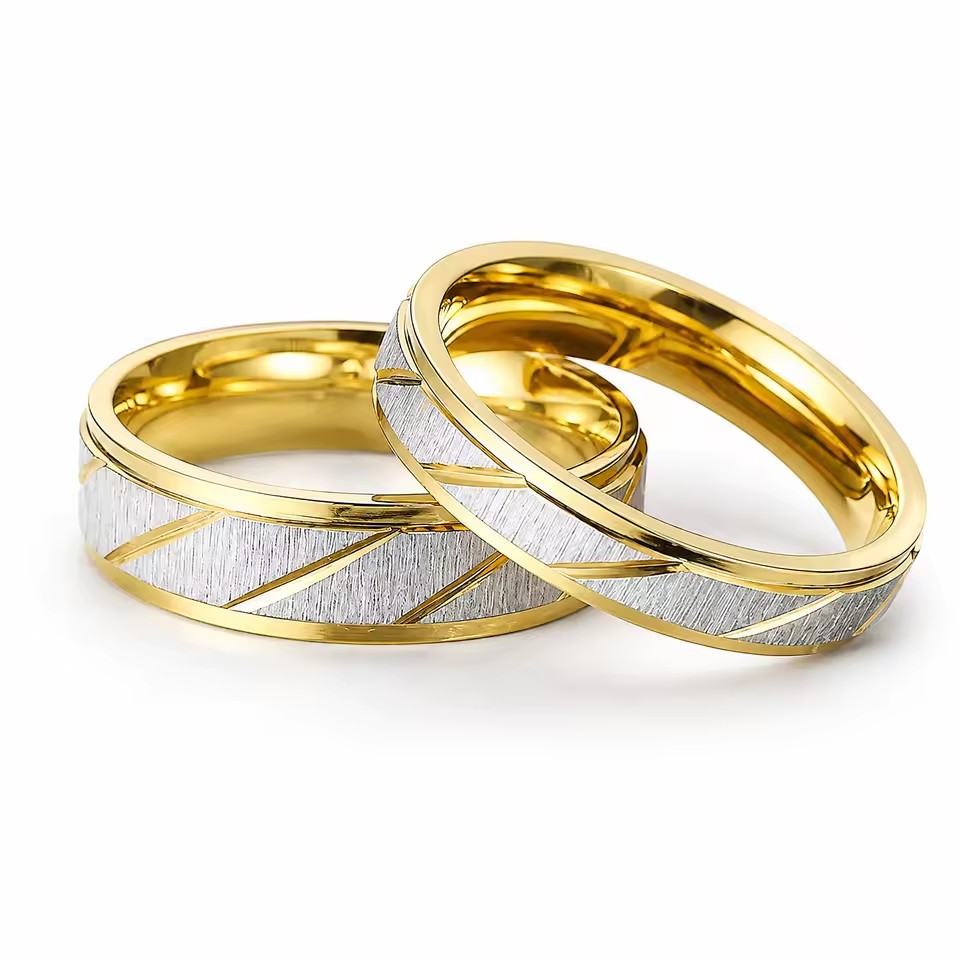Exquisite Luxurious Stainless Steel Trendy Diagonal Pattern 18K Gold-plated Couple's Horizontal Matte Matching Ring Daily
