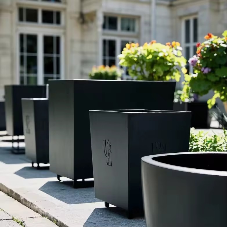 Maorong Custom Wholesale Home Luxury Powder Coated Metal Durable Outdoor Garden Big Flower Pots Drainage Hole Custom Logo