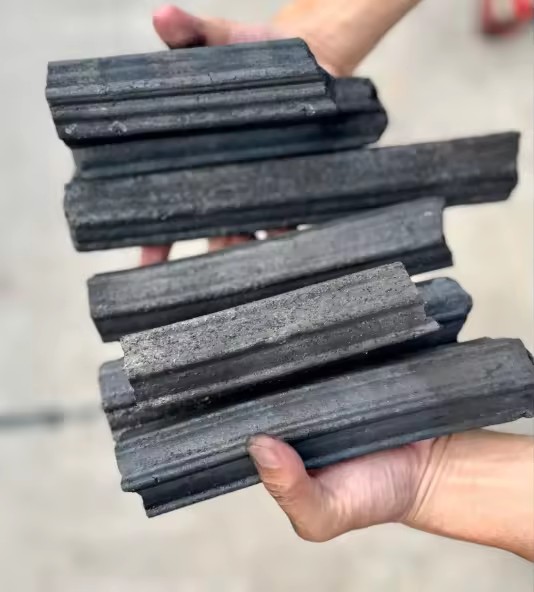 Manufacturer Sawdust Wood Charcoal Briquettes Machine Made Hardwood BBQ Fuel 7000-8000 Kcal/Kg Lump Shape Fixed Carbon 75-85%
