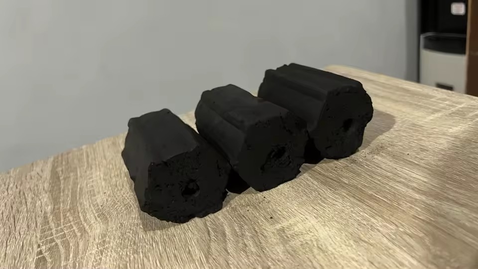 Indonesian Machine-Made BBQ Charcoal Briquettes High Heat Smokeless Above 9000 Kcal/kg Calorific Value Grilling Restaurant