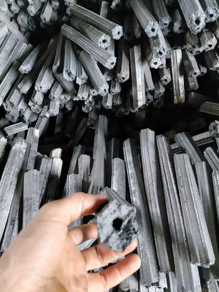 Sawdust Wood Charcoal Briquettes Machine Made Hardwood BBQ Fuel 7000-8000 Kcal/Kg Lump Shape Fixed Carbon 75-85% Moisture 5%
