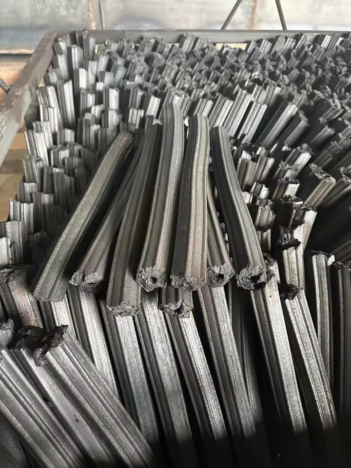100% Natural Hard Wood Sawdust Charcoal Briquettes Machine-Made Fixed Carbon 80-90% Moisture Max 5% Ash Content 2-4% Burning