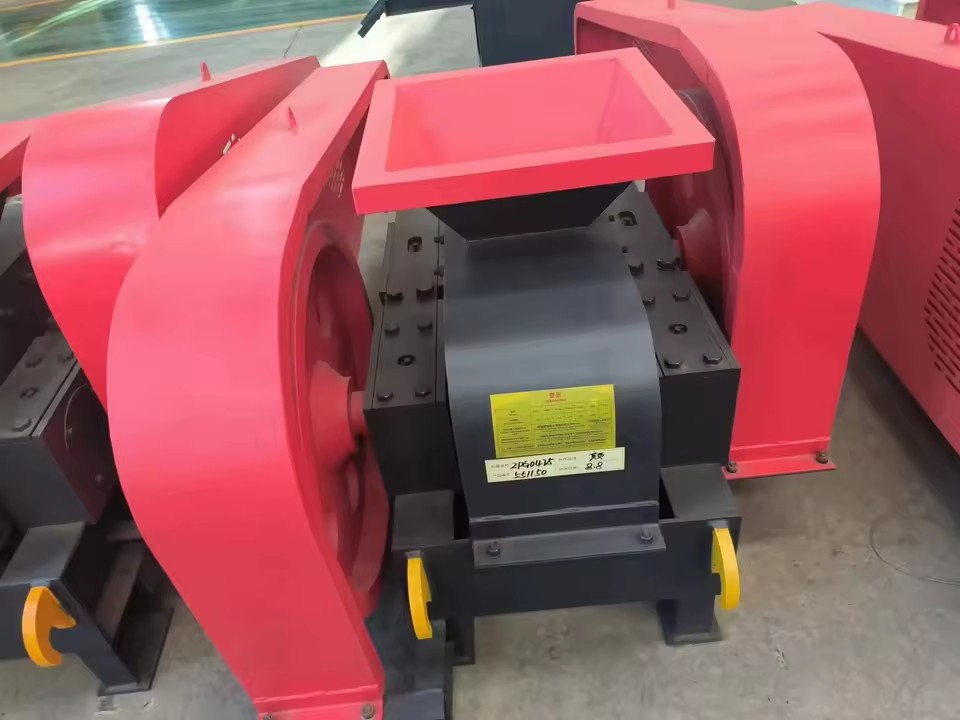 Factory Direct Sales Rock Stone Gravel Double Roller Crusher Machine Two Roll Crusher Sand Making Machine with AC Motor