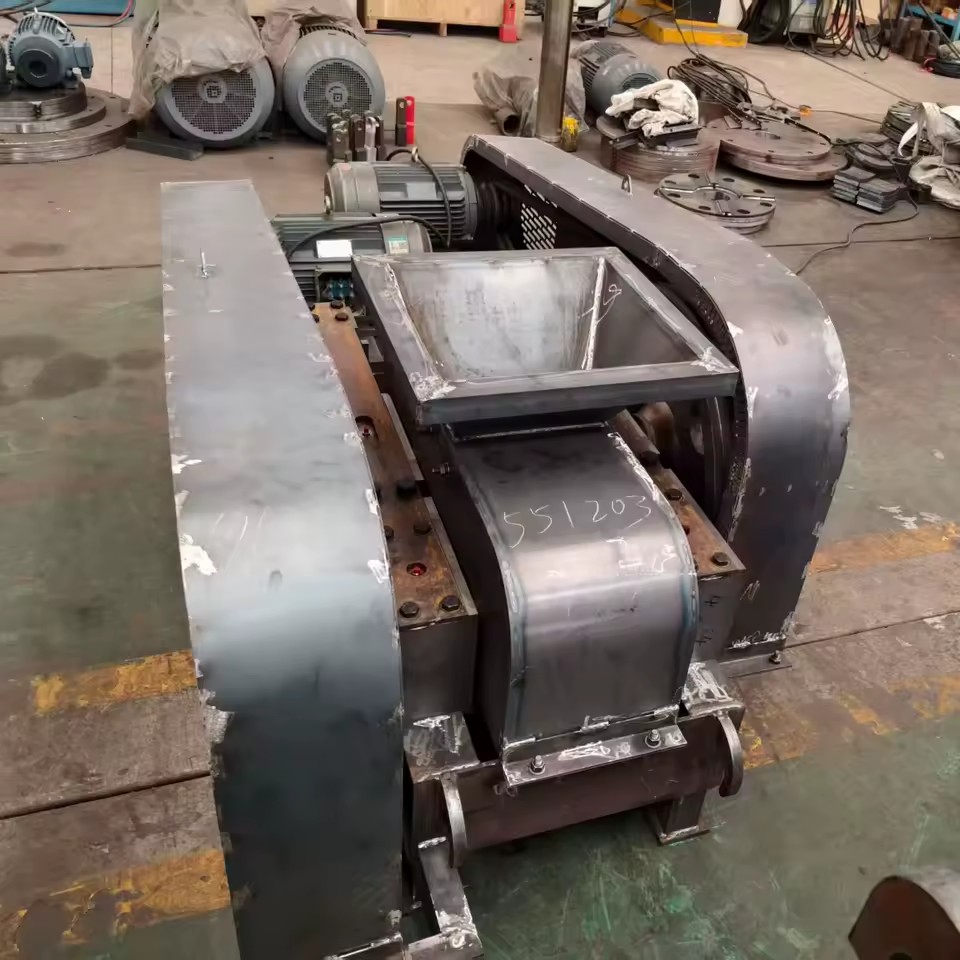 Factory Price Rock Stone Gravel Double Roller Crusher Machine Two Roll Crusher Sand Making Machine with AC Motor