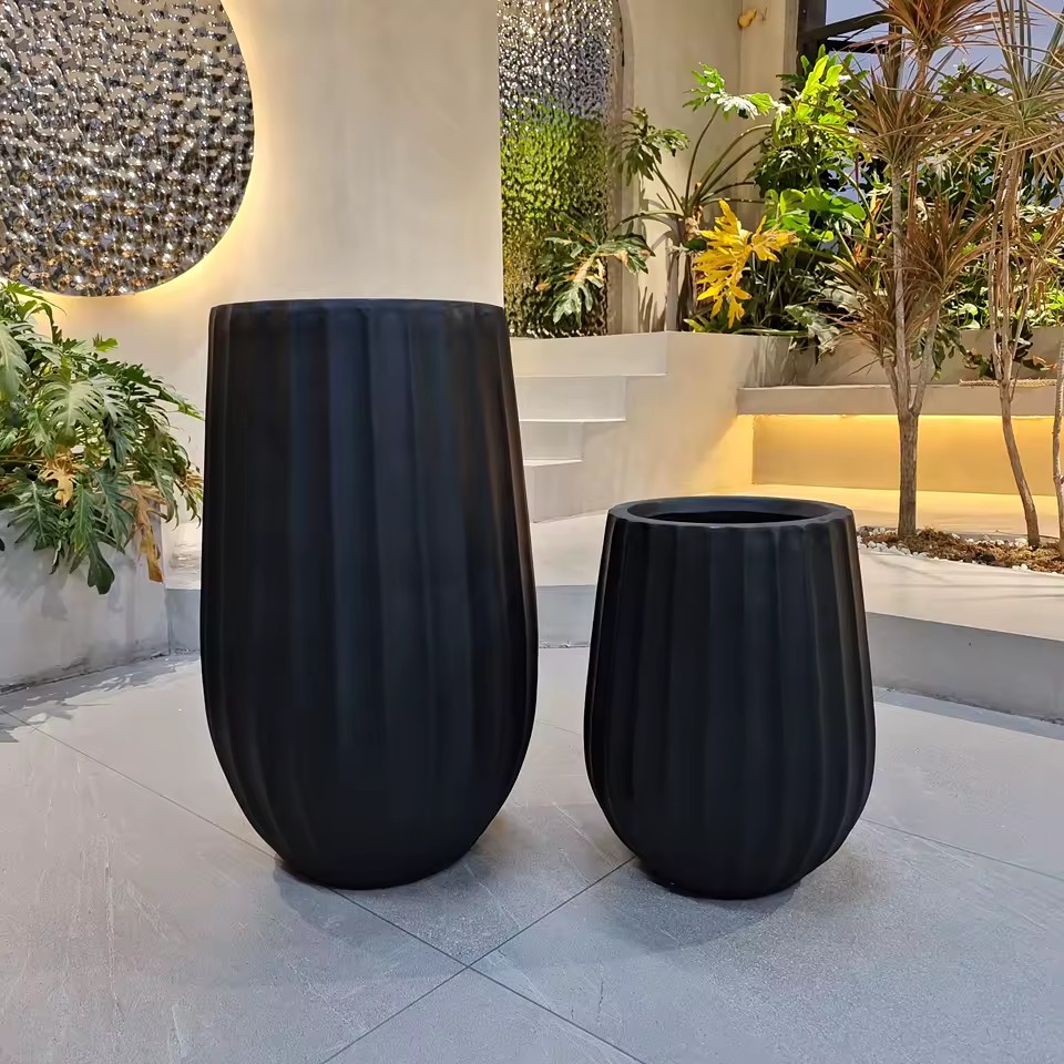 Factory Supplies:Black Fiber Clay Pots with Smooth Vertical Lines