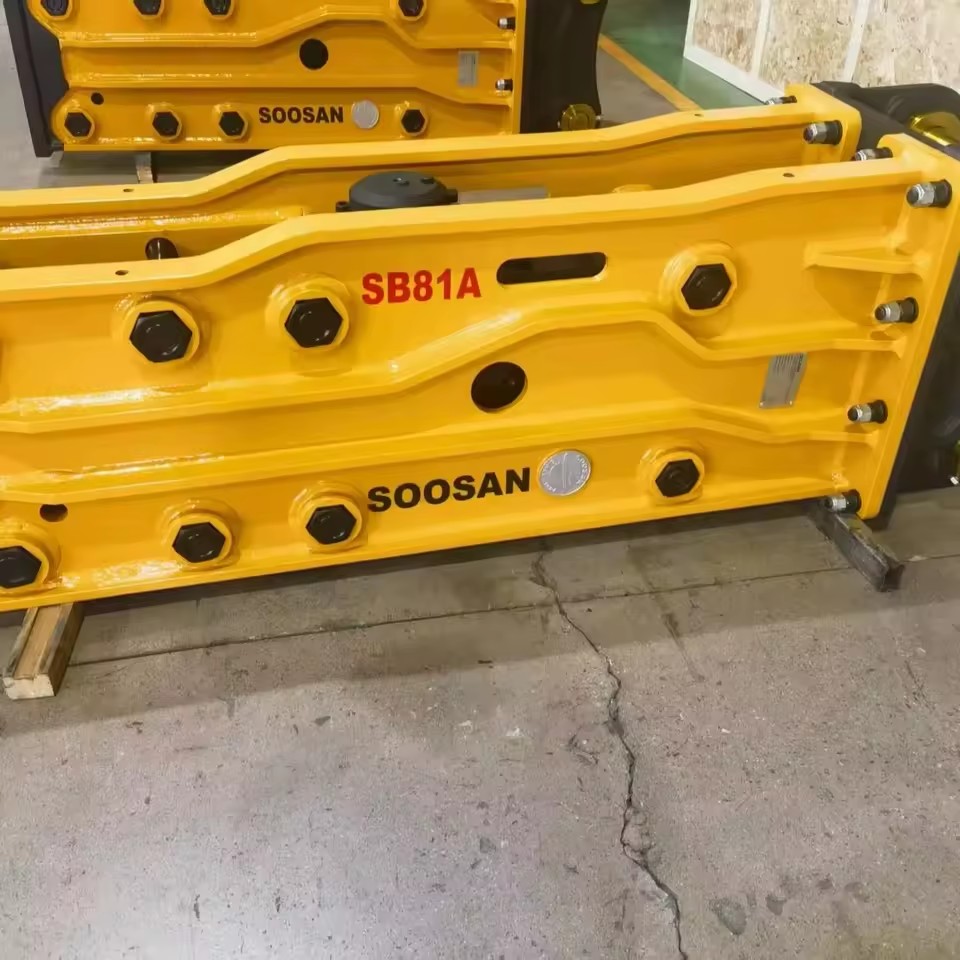 SB81A HYDRAULIC BREAKER SUITABLE FOR LARGE SCALE EXCAVATOR ATTACHMENTS WITH SPARES CHISELS HOSES TOOL BOX GAS CYLINDER