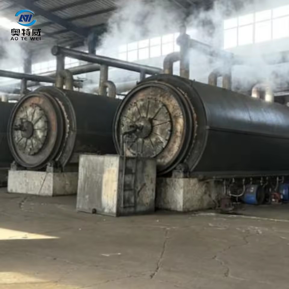 Scrap Tires Post Consumer Plastics Petroleum Sludge Into Fuel Oil Pyrolysis Machine Waste Plastic