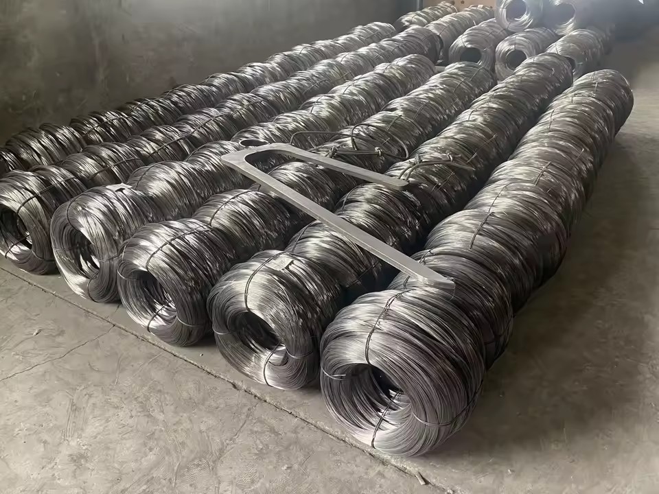 Factory Supply SAE 1070 Carbon Steel Wire High Tensile Strength Black Annealed Iron Wire for Nail Making Loop Tie Wire